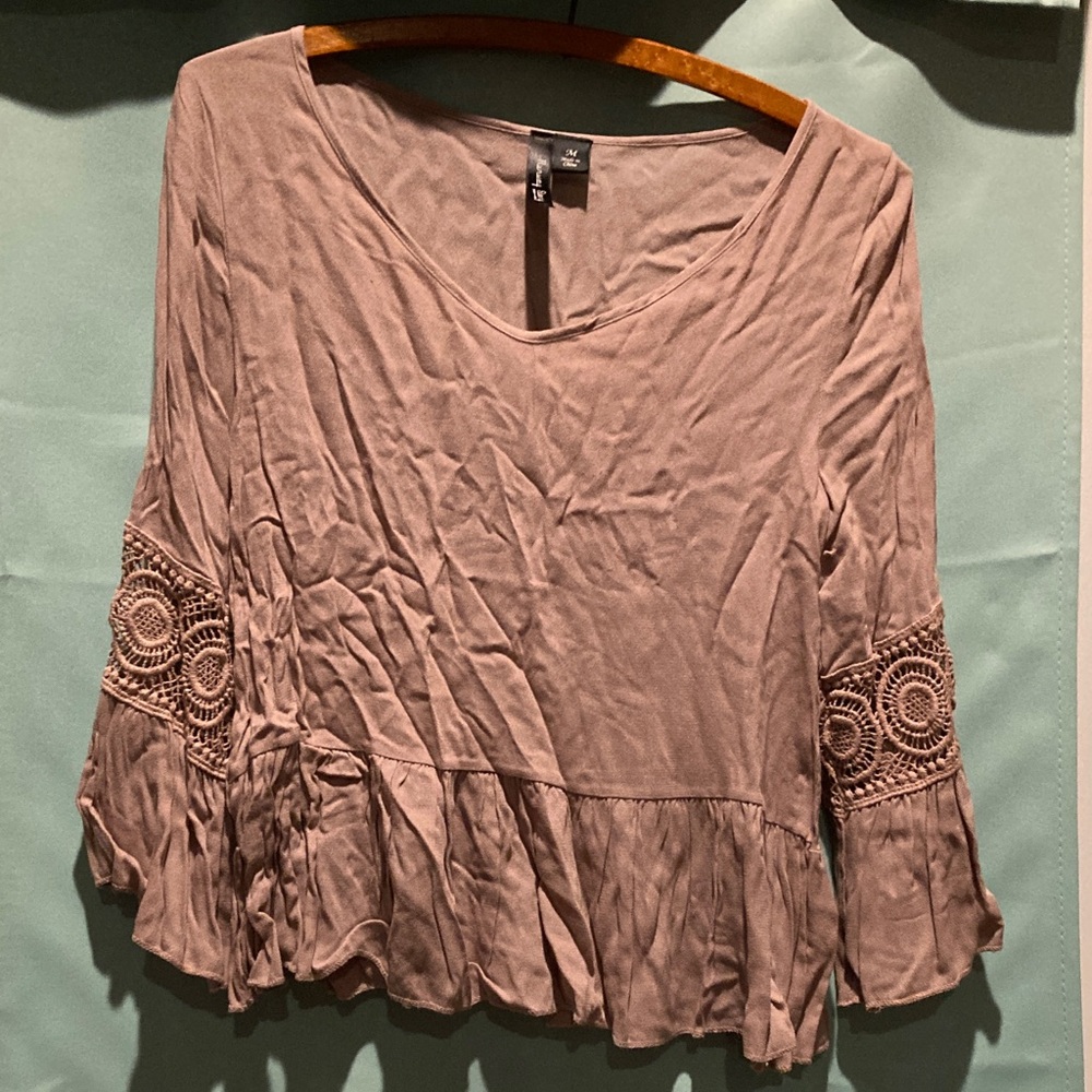 Boho Crochet-Sleeve Women’s Top in Mauve Tan